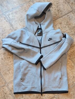 Nike Men’s Light Gray Full-Zip Hooded Performance Jacket with Black Trim